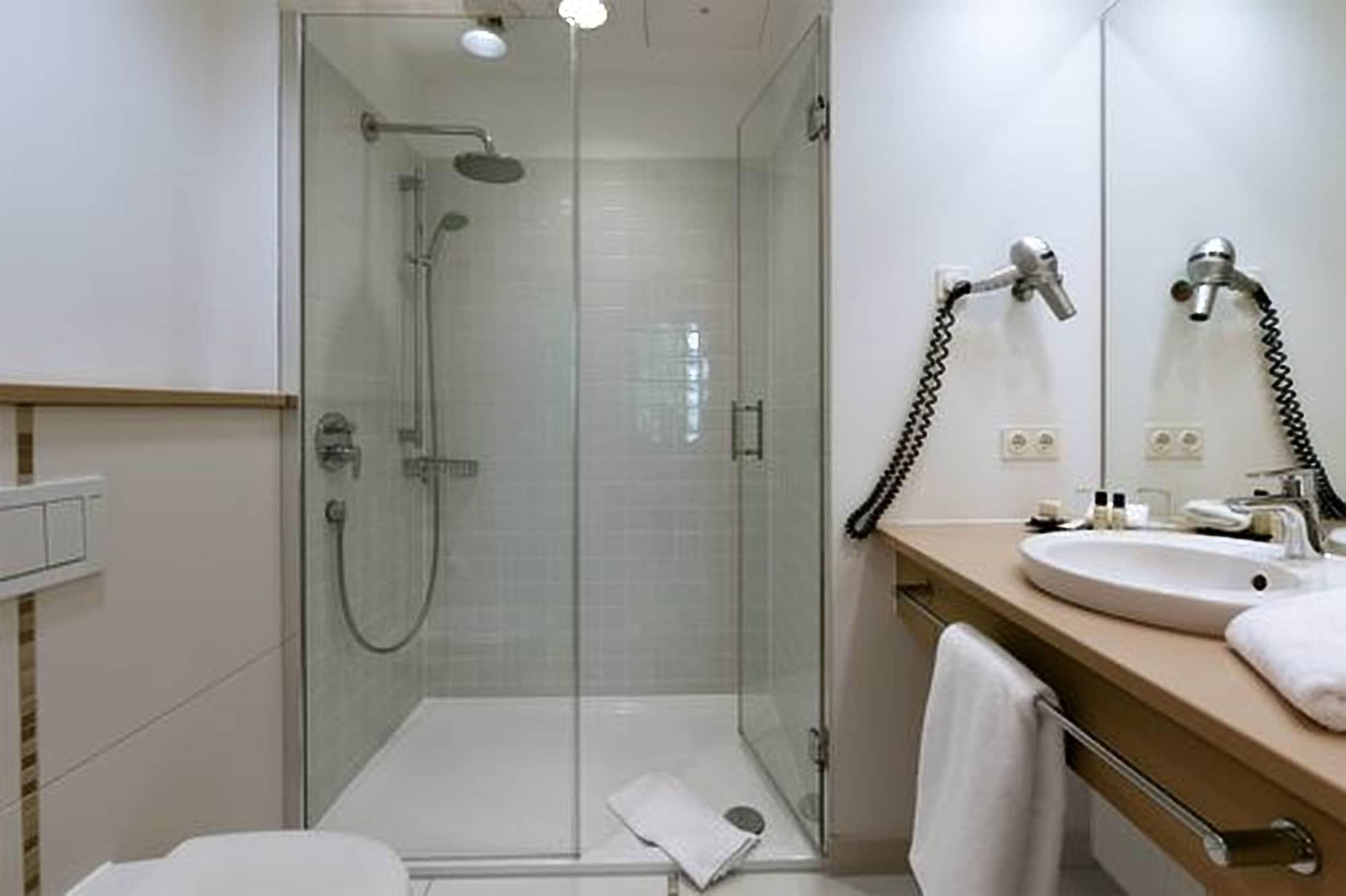 Privathotel Lindtner Amburgo Esterno foto A shower cubicle