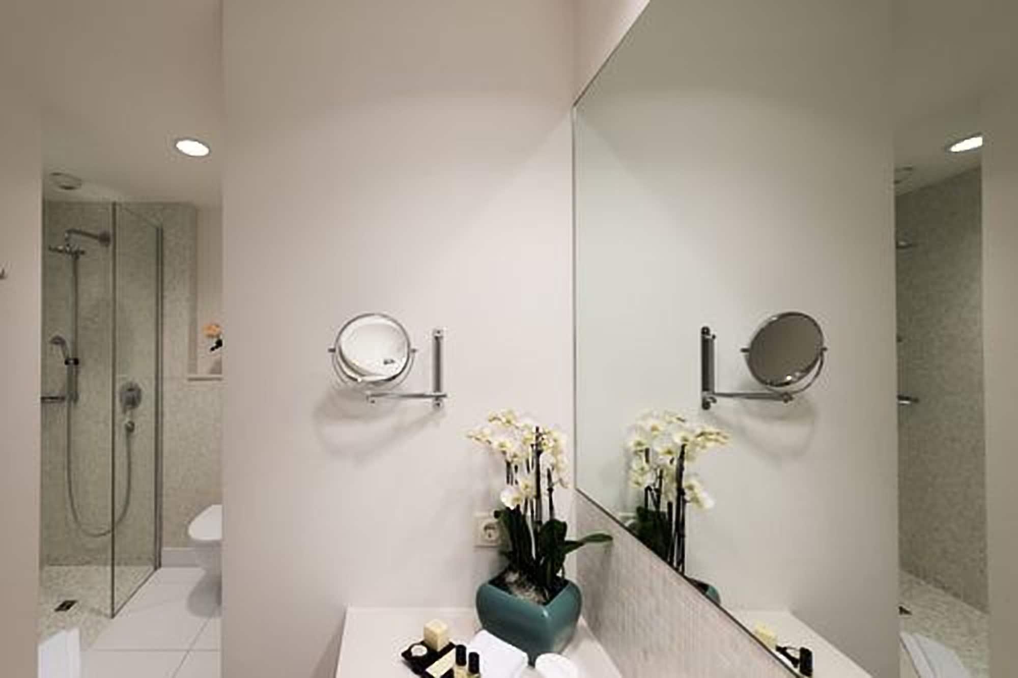 Privathotel Lindtner Amburgo Esterno foto Bathroom mirror