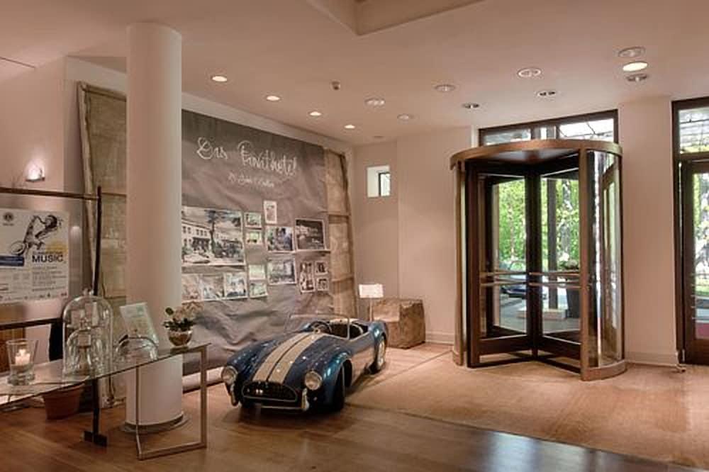 Privathotel Lindtner Amburgo Esterno foto The interior of the Bentley London showroom