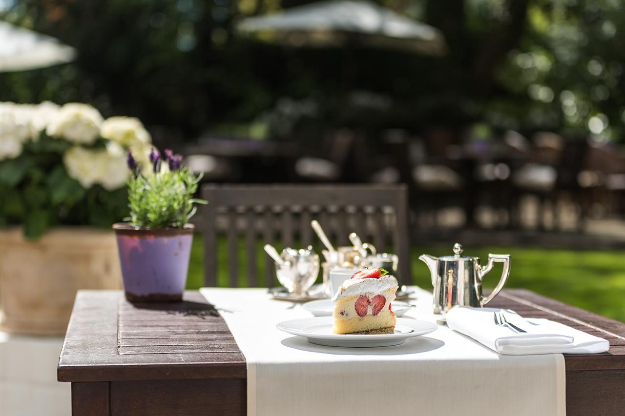 Privathotel Lindtner Amburgo Esterno foto A table set for afternoon tea
