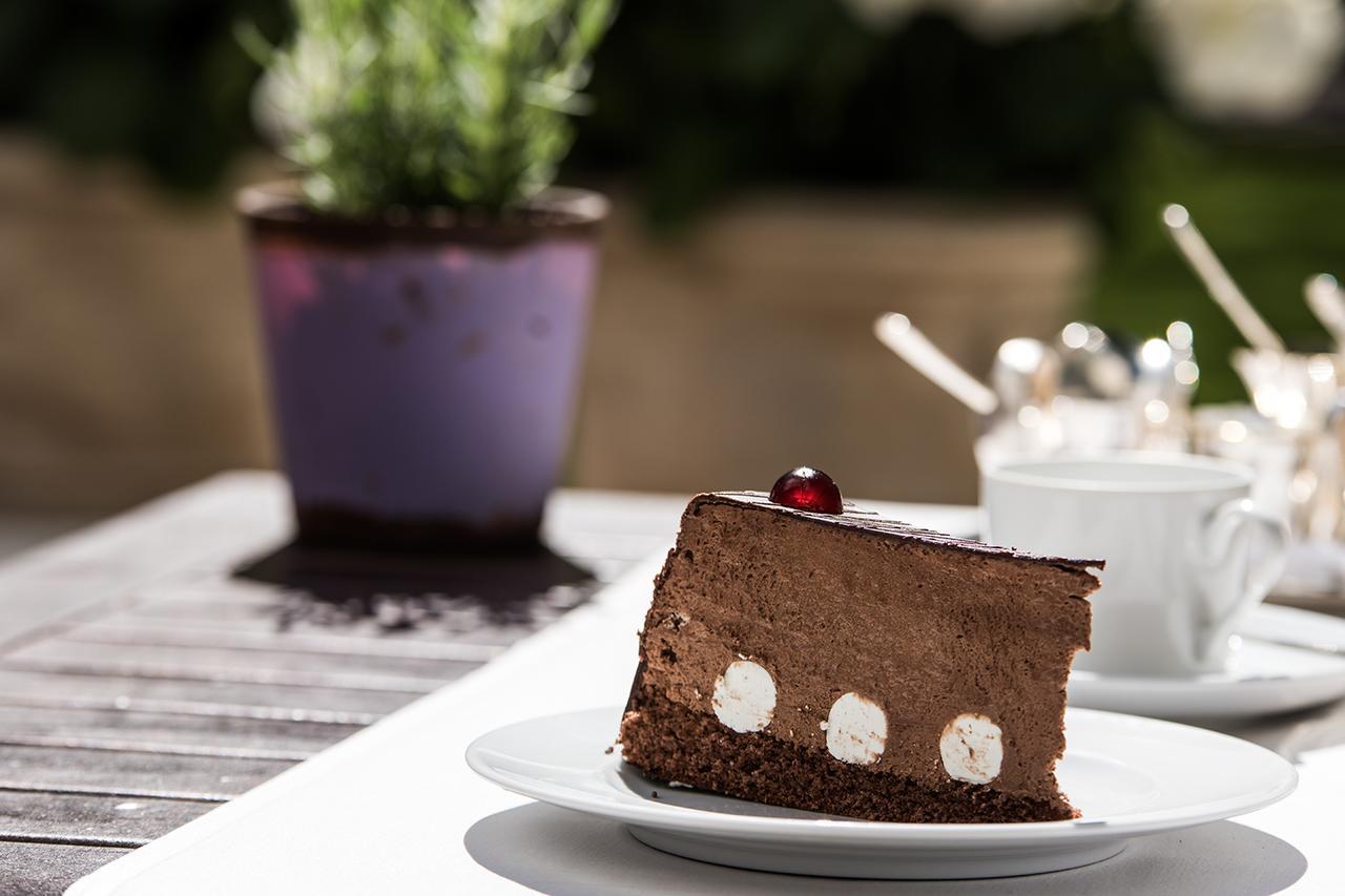 Privathotel Lindtner Amburgo Esterno foto A piece of chocolate cheesecake