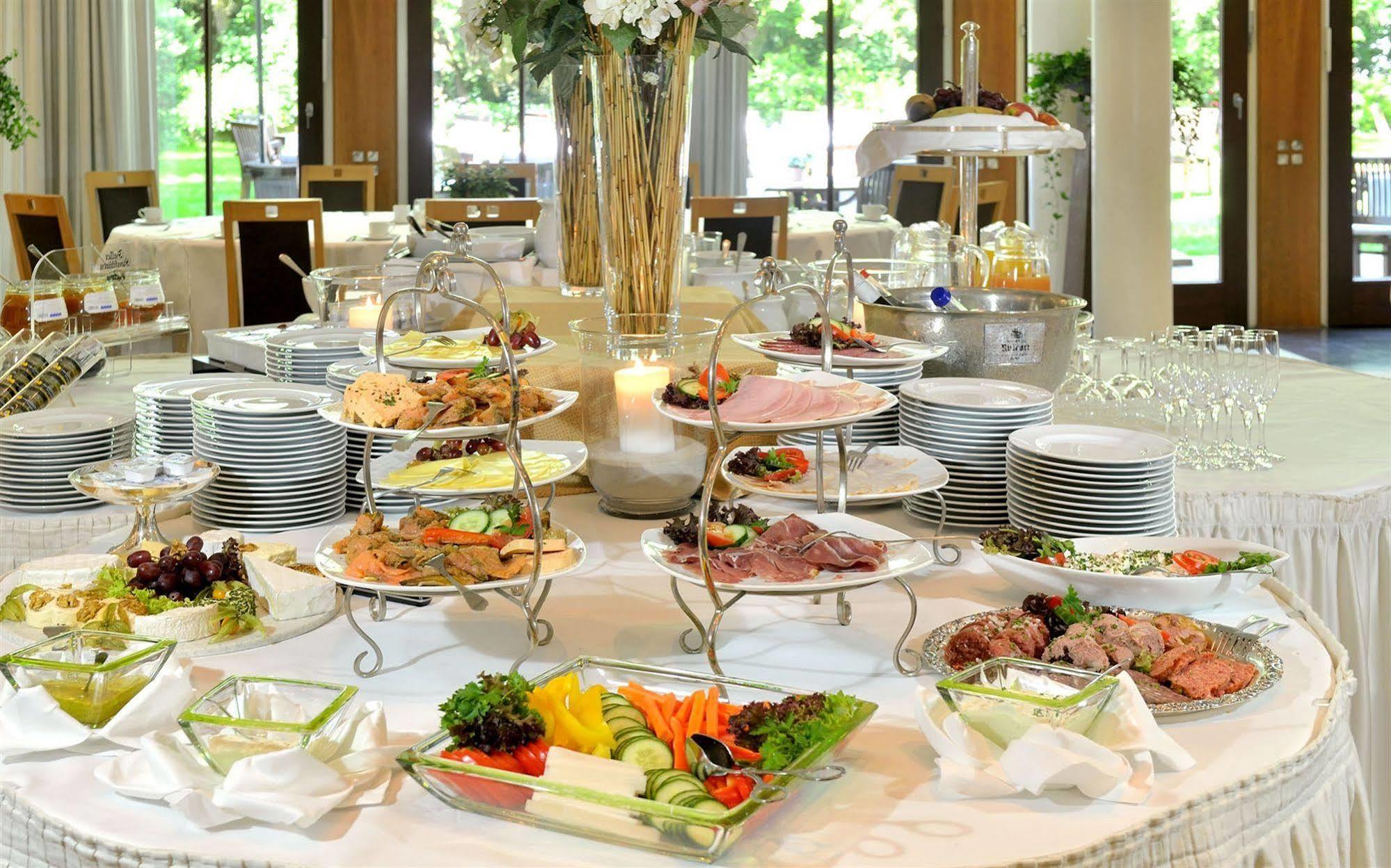 Privathotel Lindtner Amburgo Esterno foto A buffet