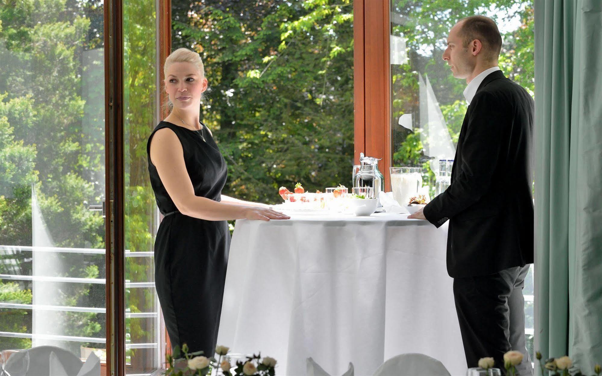 Privathotel Lindtner Amburgo Esterno foto A restaurant hostess and a restaurant manager