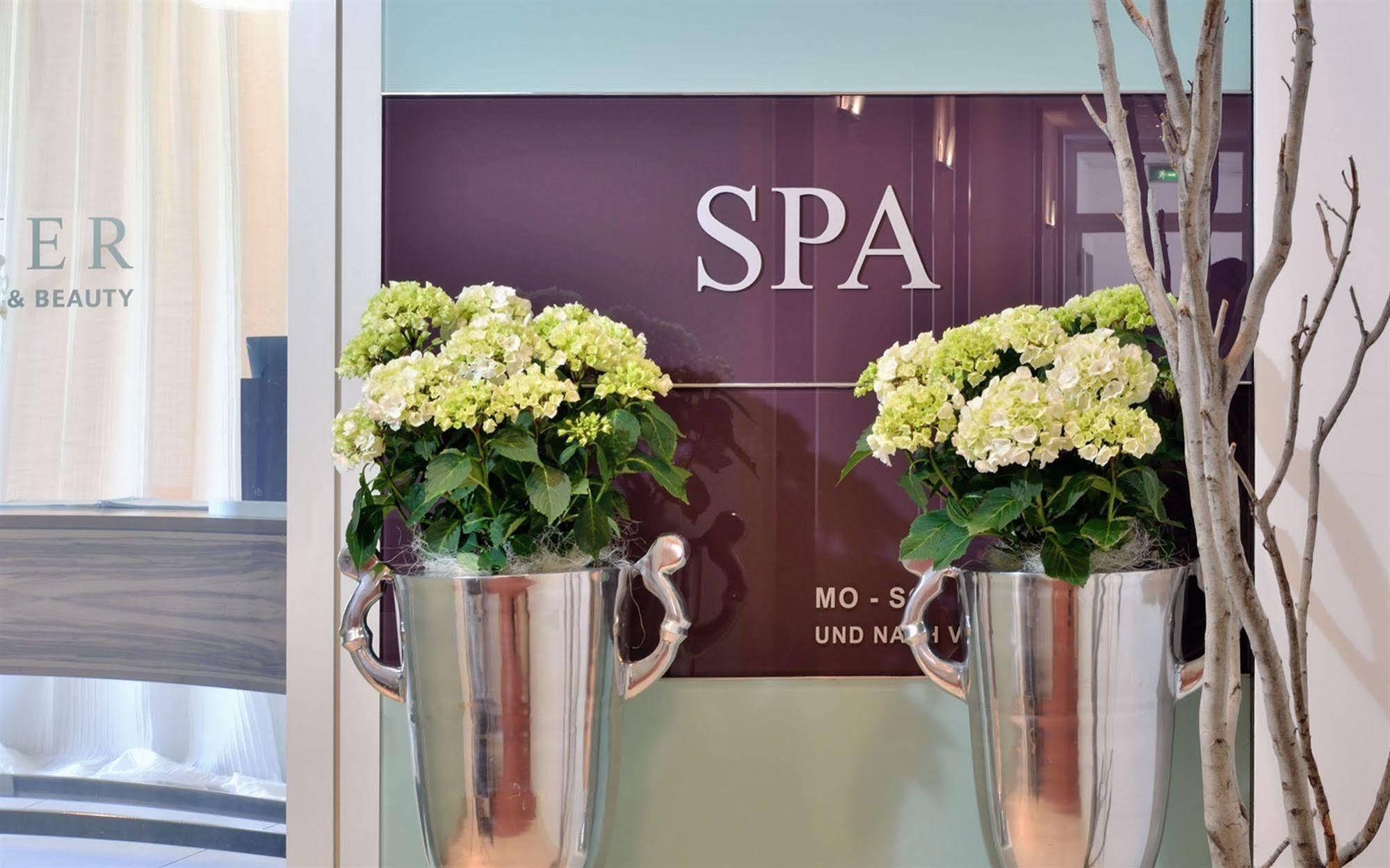 Privathotel Lindtner Amburgo Esterno foto Entrance to the spa