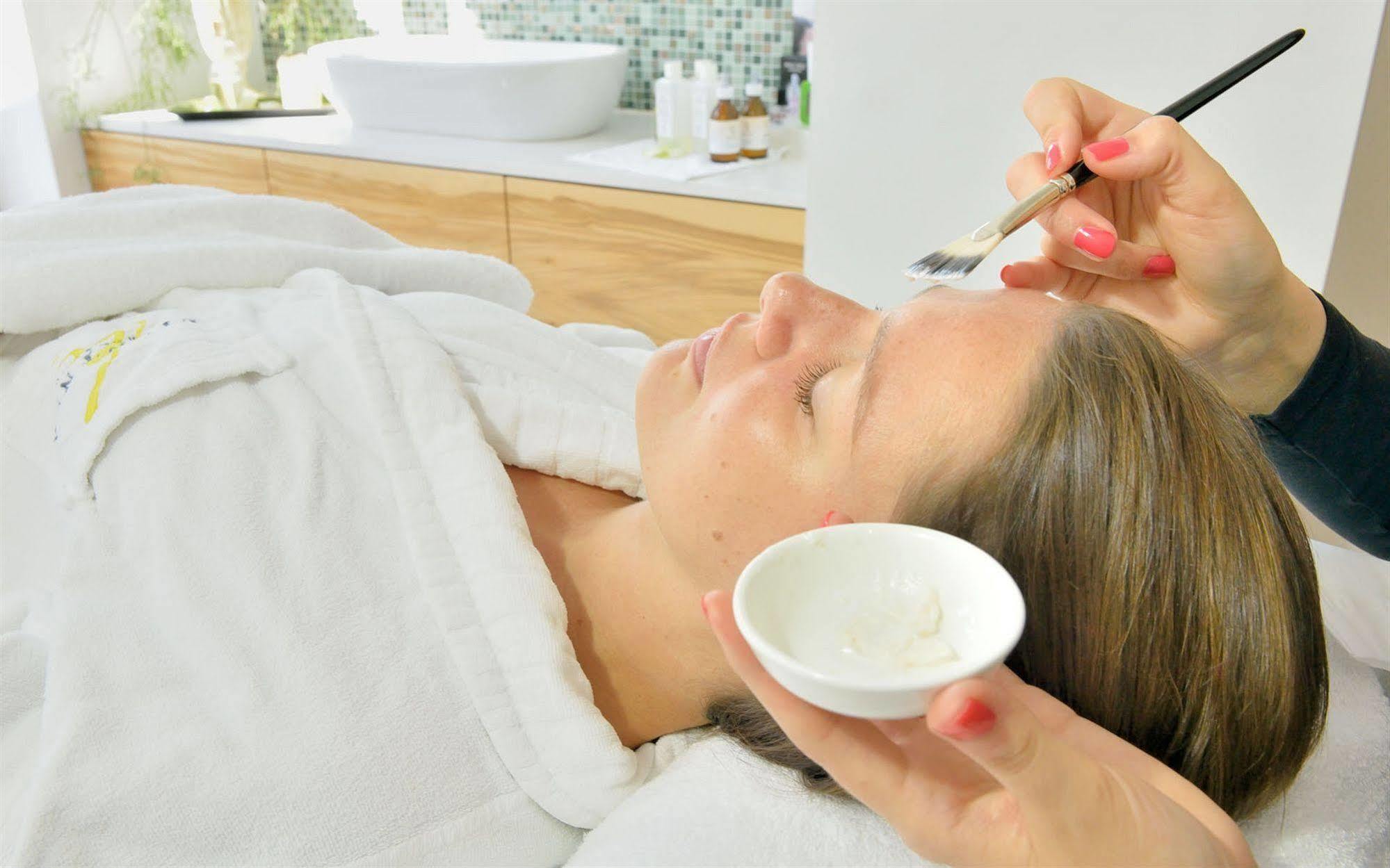 Privathotel Lindtner Amburgo Esterno foto A woman receiving a facial