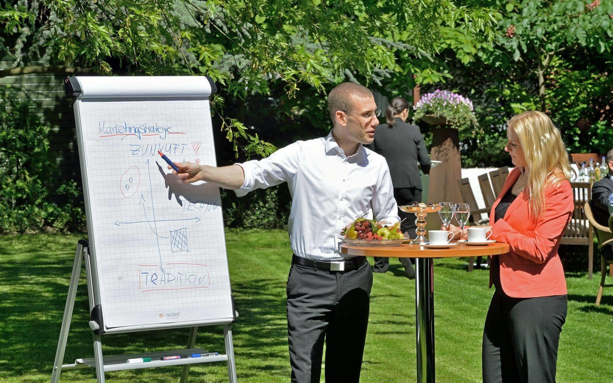 Privathotel Lindtner Amburgo Esterno foto A flipchart