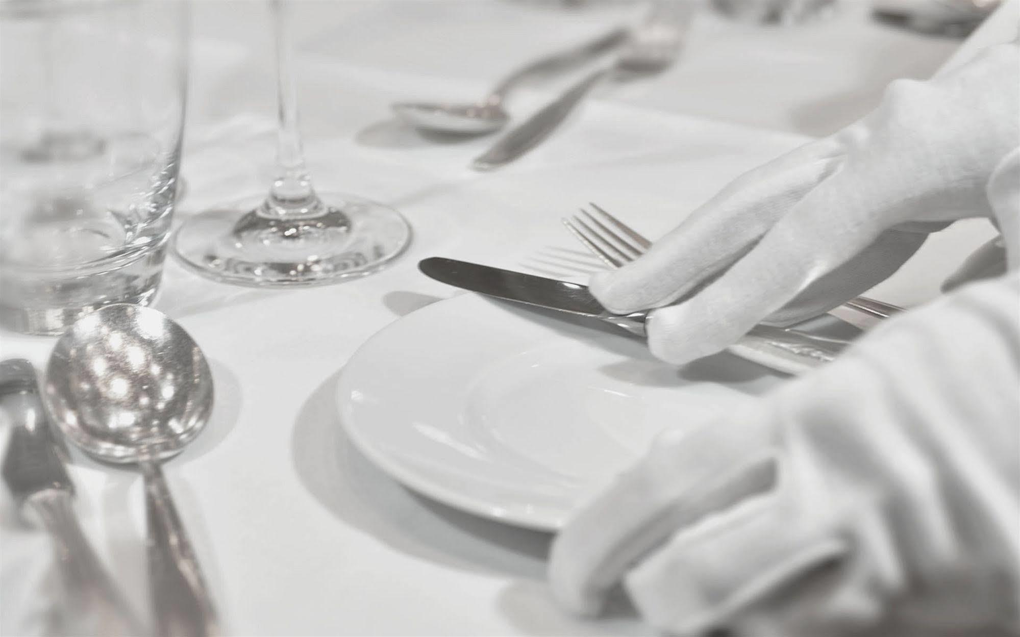Privathotel Lindtner Amburgo Esterno foto A table set for fine dining