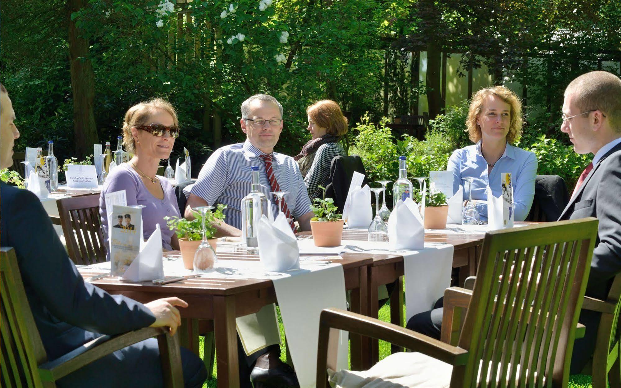 Privathotel Lindtner Amburgo Esterno foto The Danish royal family at the annual garden party