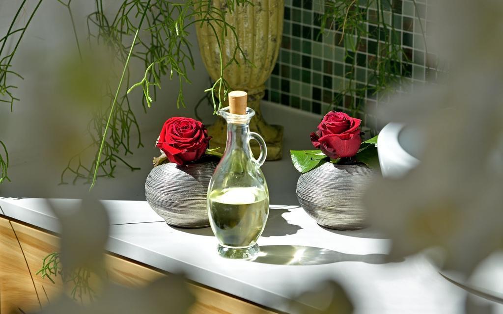 Privathotel Lindtner Amburgo Esterno foto A bottle of rose water
