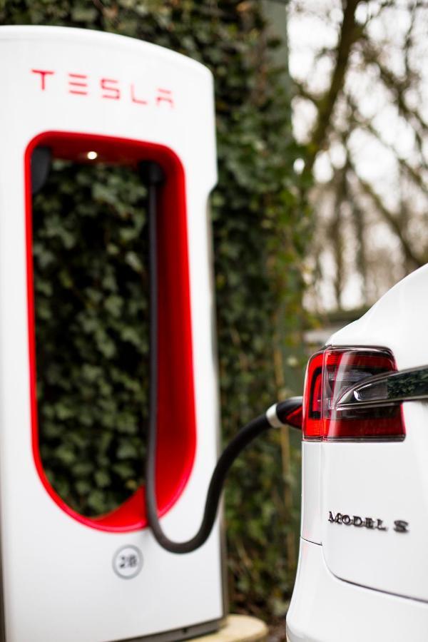 Privathotel Lindtner Amburgo Esterno foto Tesla Supercharger